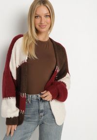 Born2be - Bordowy Kardigan z Wełną i Wiskozą w Patchworkowe Łaty Fesunesa. Okazja: na co dzień. Kolor: czerwony. Materiał: wełna, wiskoza. Styl: klasyczny, casual