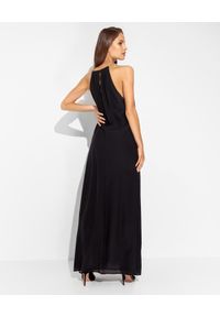 SIMONA CORSELLINI - Czarna sukienka z jedwabiu. Kolor: czarny. Materiał: jedwab. Wzór: aplikacja. Typ sukienki: kopertowe, z odkrytymi ramionami. Styl: klasyczny, elegancki. Długość: maxi #2