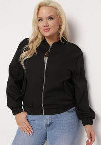 Born2be - Czarna Bluza Bomberka z Kieszeniami z Kaplami Bervialia. Kolekcja: plus size. Kolor: czarny
