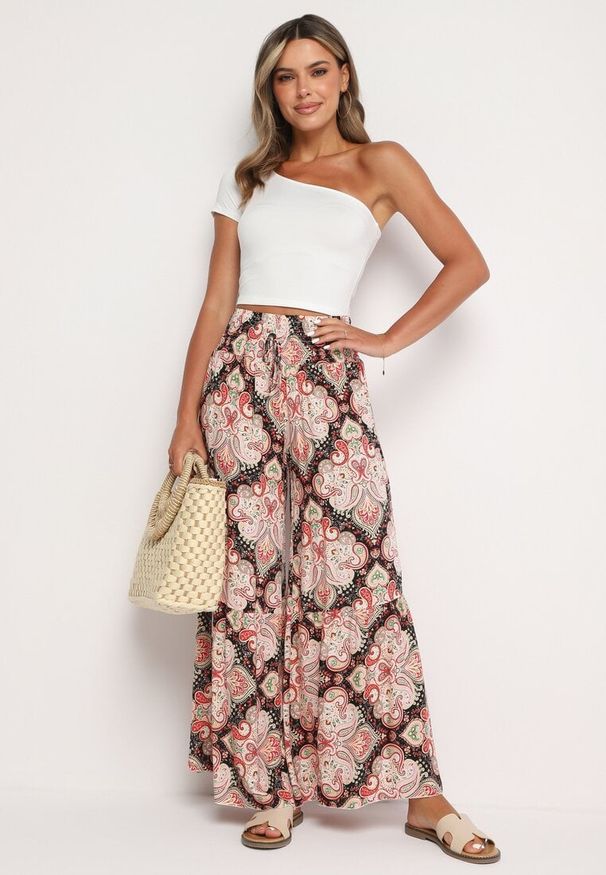 Born2be - Różowo-Czarne Wiskozowe Spodnie Rozszerzane z Wysokim Stanem i Gumką w Talii Nasirina. Okazja: na co dzień. Stan: podwyższony. Kolor: różowy. Materiał: wiskoza. Wzór: aplikacja. Styl: casual, elegancki