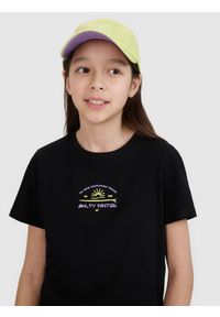 4f - 4F T-shirt regular z nadrukiem dziewczęcy - czarny 128 (7-8 lat). Okazja: na plażę, na co dzień. Kolor: czarny. Materiał: bawełna, materiał, jersey. Długość rękawa: krótki rękaw. Długość: krótkie. Wzór: nadruk. Sezon: lato. Styl: klasyczny, sportowy, casual