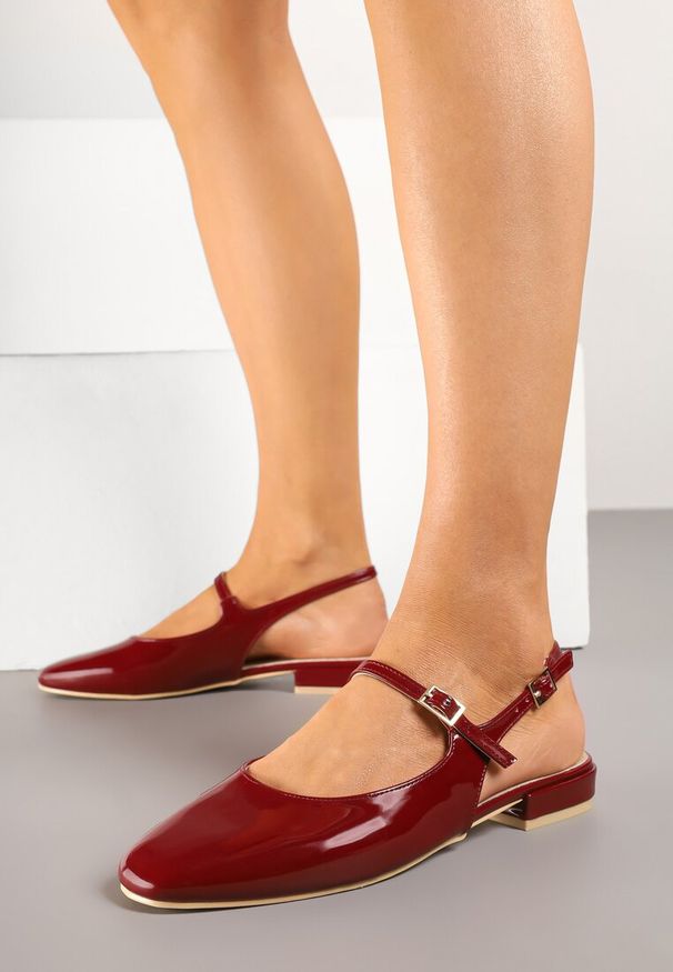 Renee - Bordowe Sandały Slingback Vices z Wkładką ze Skóry Naturalnej Sovritia. Okazja: na spotkanie biznesowe, na co dzień, do pracy. Zapięcie: pasek. Kolor: czerwony. Materiał: skóra. Sezon: lato. Obcas: na płaskiej podeszwie. Styl: elegancki, biznesowy, klasyczny, casual