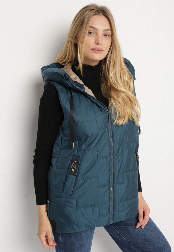 Born2be - Niebieska Pikowana Kamizelka z Kapturem i Sznurkami Imvila. Okazja: na co dzień. Typ kołnierza: kaptur. Kolor: niebieski. Materiał: jeans. Wzór: aplikacja. Styl: casual, elegancki, klasyczny