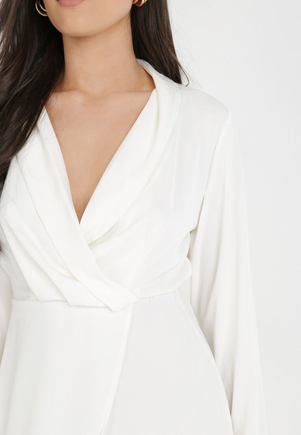 Born2be - Biała Sukienka Tryphala. Typ kołnierza: dekolt w kształcie V. Kolor: biały. Materiał: tkanina. Długość rękawa: długi rękaw. Wzór: jednolity, gładki, aplikacja. Typ sukienki: kopertowe. Styl: klasyczny. Długość: mini