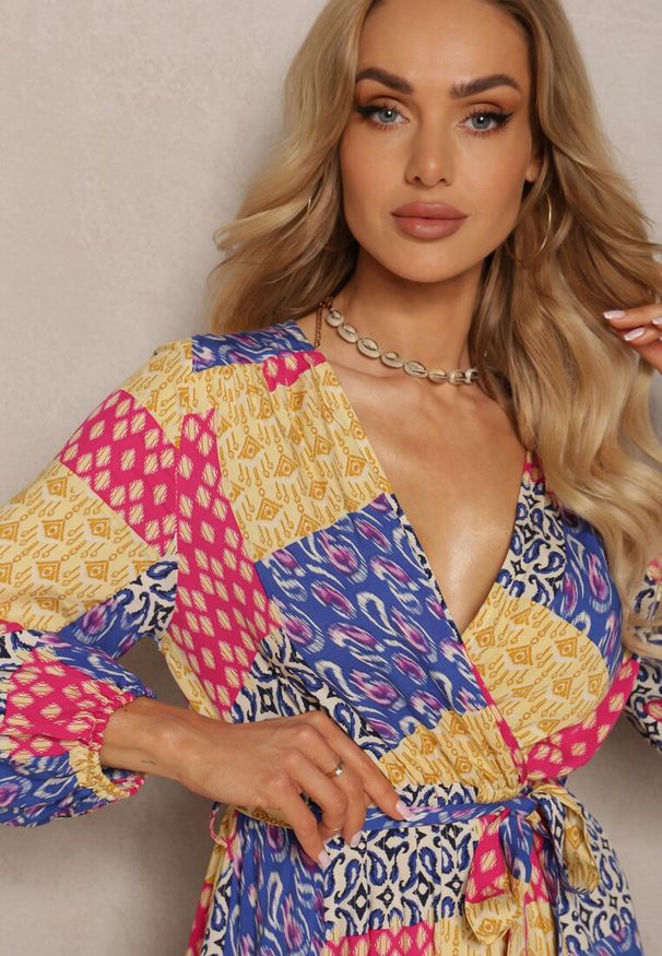 Renee - Niebiesko-Żółta Sukienka z Wiskozy z Gumką w Pasie i Materiałowym Paskiem z Trójkątnym Dekoltem Nelarae. Okazja: na co dzień. Kolor: niebieski. Materiał: wiskoza, materiał. Wzór: aplikacja. Sezon: lato. Typ sukienki: proste. Styl: casual, klasyczny