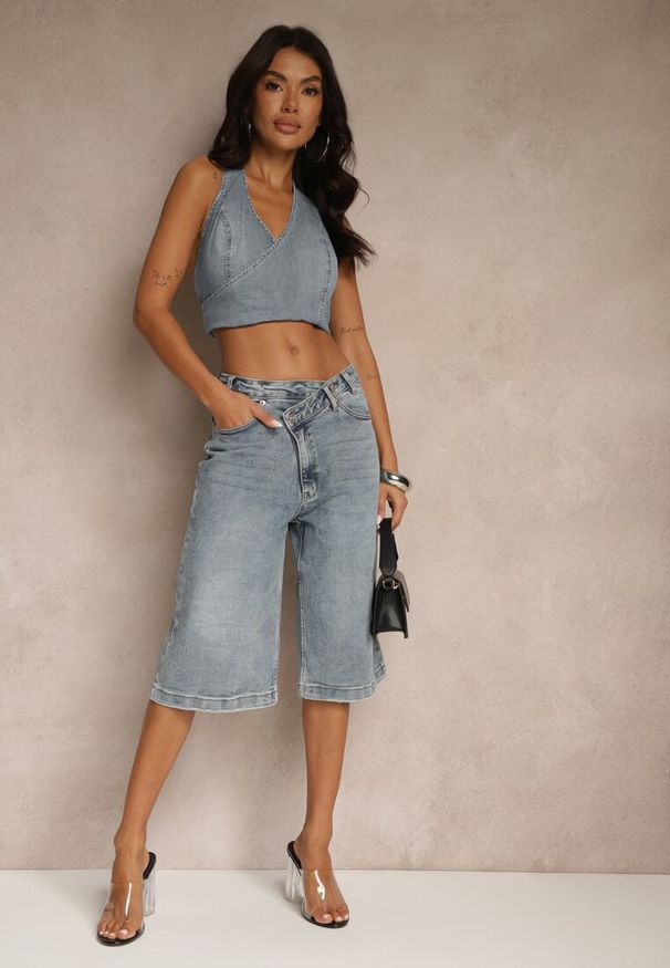 Renee - Niebieskie Asymetryczne Szorty Jeansowe Typu Bermudy Lilista. Okazja: na co dzień, na imprezę, na spacer. Stan: podwyższony. Kolor: niebieski. Materiał: jeans. Długość: długie. Sezon: lato. Styl: elegancki, casual