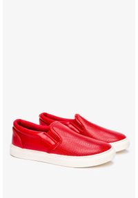 Casu - Czerwone buty sportowe slip on ażurowe casu 29371. Zapięcie: bez zapięcia. Kolor: czerwony. Wzór: ażurowy. Styl: sportowy