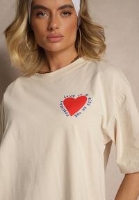 Renee - Beżowy T-shirt z Bawełny Ozdobiony Sercem Ranira. Okazja: na co dzień. Kolor: beżowy. Materiał: bawełna. Wzór: aplikacja. Styl: casual