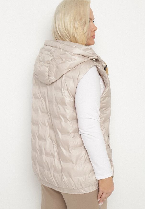 Born2be - Beżowa Pikowana Kamizelka z Kapturem i Ściągaczem w Talii Evelbia. Okazja: na spacer. Typ kołnierza: kaptur. Kolekcja: plus size. Kolor: beżowy. Materiał: jeans. Wzór: aplikacja. Styl: elegancki, klasyczny