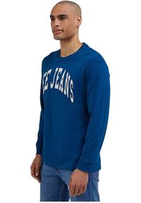 Lee - LEE LS VARSITY TEE MĘSKA KOSZULKA Z DŁUGIM RĘKAWEM LONGSLEEVE LOGO NADRUK ROYAL TEAL LL87FEA68. Długość rękawa: długi rękaw. Długość: długie. Wzór: nadruk #4