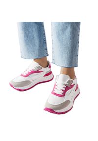 Inna Biało-różowe sneakersy Batilda białe. Okazja: na spacer. Kolor: biały. Sezon: lato. Obcas: na obcasie. Wysokość obcasa: niski. Sport: turystyka piesza