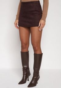 Born2be - Brązowe Spódnico-Szorty Zdobione Imitacją Kieszeni z Tyłu Sewrela. Okazja: na co dzień, na randkę. Kolor: brązowy. Materiał: koronka. Wzór: aplikacja. Styl: klasyczny, casual, elegancki #1