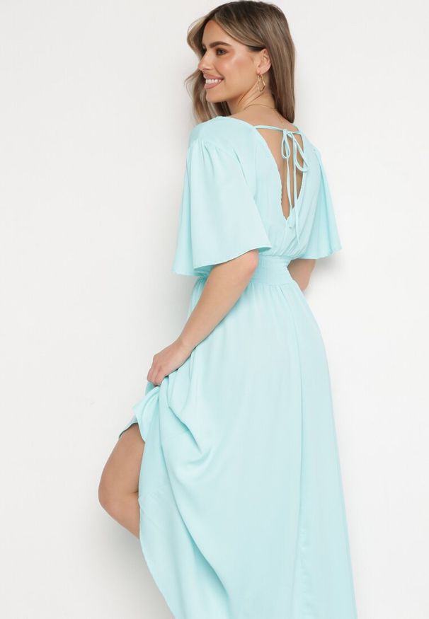 Born2be - Jasnoniebieska Sukienka z Rozkloszowanymi Rękawami Gumką w Pasie i Wiązaniem na Plecach Larielle. Okazja: na imprezę, na co dzień. Typ kołnierza: dekolt w kształcie V. Kolor: niebieski. Materiał: bawełna. Typ sukienki: proste. Styl: casual, elegancki
