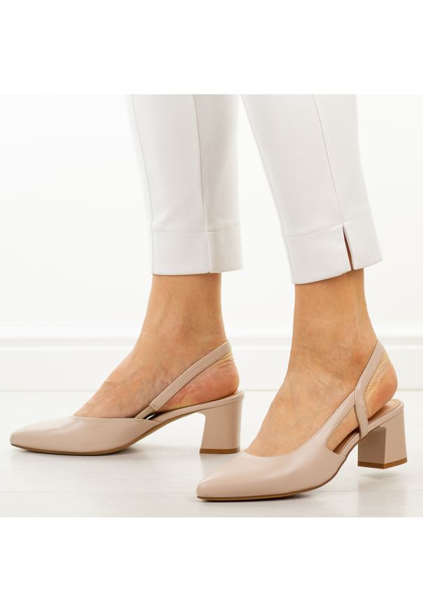 Różowe krem czółenka damskie bez pięty Sergio Leone Sk472. Okazja: na wesele, do pracy, na ślub cywilny. Zapięcie: pasek. Kolor: różowy. Materiał: skóra. Sezon: wiosna, lato, jesień. Obcas: na obcasie. Styl: klasyczny, elegancki. Wysokość obcasa: średni