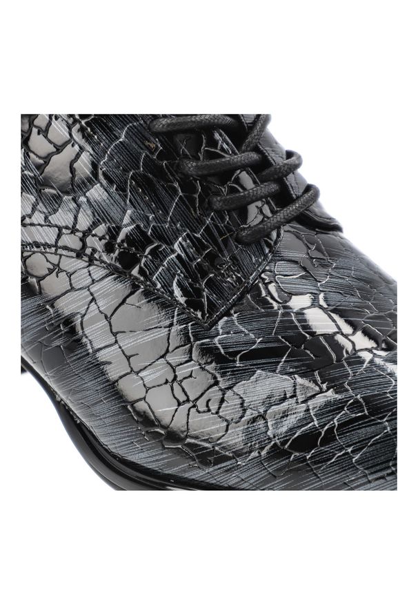 Szare Półbuty Artiker Stylowe Obuwie Damskie Na Obcasie. Okazja: na co dzień. Kolor: szary. Materiał: lakier. Szerokość cholewki: normalna. Wzór: kolorowy, aplikacja. Obcas: na obcasie. Styl: elegancki. Wysokość obcasa: średni