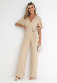 Born2be - Beżowy Długi Kombinezon z Kopertowym Dekoltem i Ozdobnym Wiązaniem Abrarani. Okazja: na spotkanie biznesowe. Kolor: beżowy. Długość: długie. Styl: biznesowy, elegancki #1