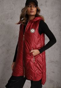 Renee - Czerwona Długa Pikowana Kamizelka z Kapturem i Ozdobną Naszywką Mentape. Typ kołnierza: kaptur. Kolor: czerwony. Długość: długie. Wzór: aplikacja. Styl: sportowy #4