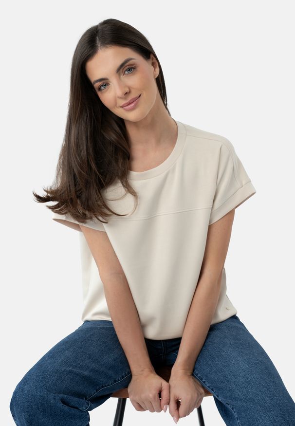 Volcano - Luźna bluzka z modalem TM-FINA. Okazja: na co dzień. Materiał: poliester, elastan, skóra, materiał. Długość rękawa: krótki rękaw. Długość: krótkie. Wzór: gładki. Styl: casual, klasyczny, sportowy