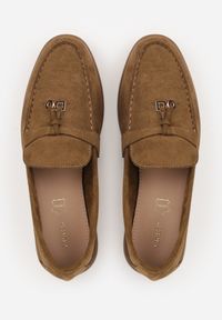 Renee - Zielone Mokasyny VICES Casualowe ze Skórzaną Wkładką i Metalowymi Ozdobami Dinsmore. Okazja: na co dzień. Nosek buta: okrągły. Kolor: beżowy. Materiał: skóra. Wzór: aplikacja. Obcas: na obcasie. Styl: casual. Wysokość obcasa: niski #9