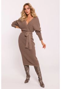 MOE - Dłuższa sukienka swetrowa z dekoltem V i paskiem beżowa. Kolor: beżowy. Materiał: dzianina. Sezon: zima, wiosna, jesień. Typ sukienki: ołówkowe #1