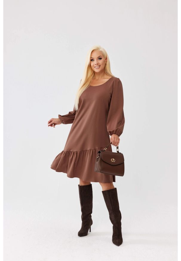 Moda Size Plus Iwanek - Elegancka sukienka Karmela z falbanką i bufiastymi rękawami PLUS SIZE XXL OVERSIZE JESIEŃ. Okazja: na co dzień. Kolekcja: plus size. Materiał: wiskoza, nylon, tkanina. Sezon: jesień. Typ sukienki: dla puszystych, oversize. Styl: elegancki