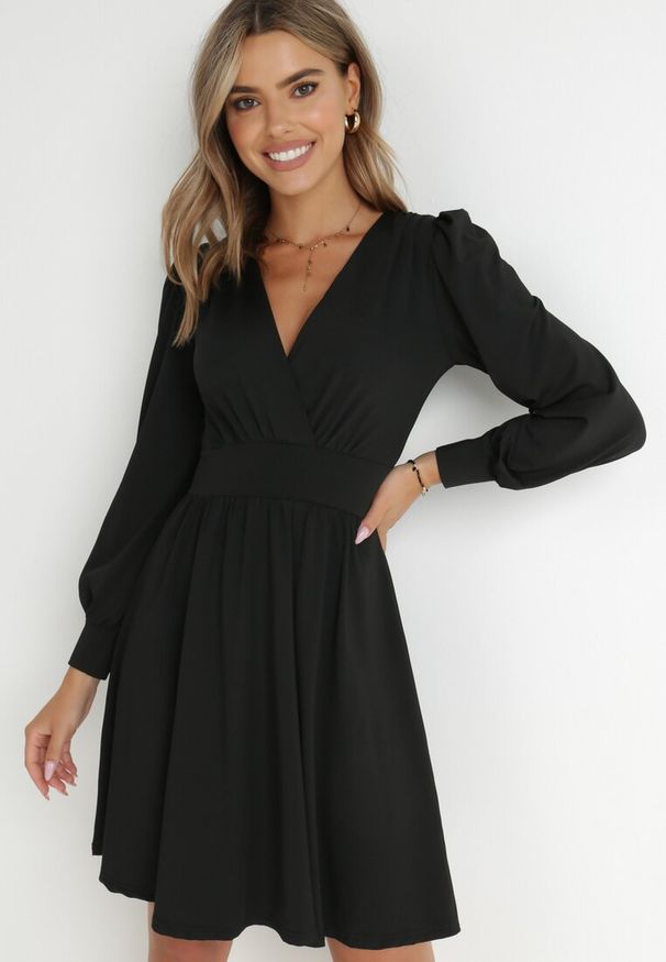 Born2be - Czarna Sukienka Kopertowa Taliowana Maecenus. Okazja: na co dzień. Kolor: czarny. Materiał: wiskoza. Typ sukienki: kopertowe. Styl: casual, elegancki
