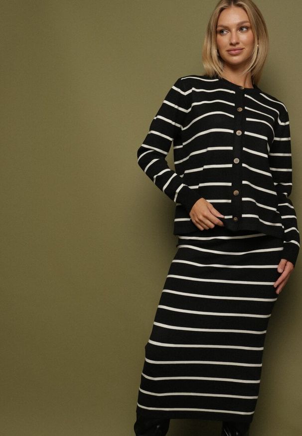 Born2be - Czarny Komplet z Wiskozą Bluzka z Guzikami i Spódnica w Paski Asirrise. Kolor: czarny. Materiał: wiskoza. Wzór: paski