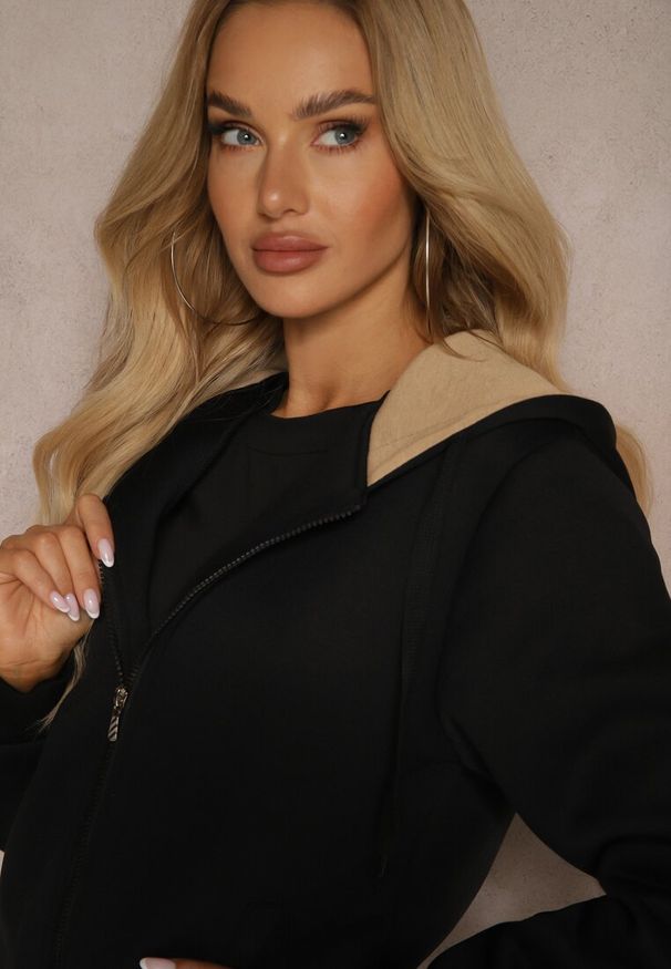 Renee - Czarna Bluza Rozpinana z Dodatkiem Bawełny Ozdobiona Kontrastowym Kapturem Arstoia. Okazja: na co dzień. Kolor: czarny. Materiał: bawełna. Długość rękawa: długi rękaw. Długość: długie. Wzór: aplikacja. Styl: sportowy, elegancki, casual