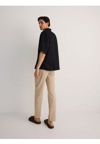 Reserved - Spodnie chino regular z dodatkiem lnu - beżowy. Kolor: beżowy. Materiał: len