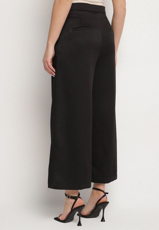 Born2be - Czarne Spodnie Kuloty w Garniturowym Stylu Adevina. Okazja: na spacer, na spotkanie biznesowe, na co dzień. Kolor: czarny. Styl: biznesowy, elegancki, casual, klasyczny