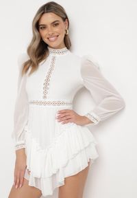 Born2be - Biała Rozkloszowana Sukienka Kombinezon Mini z Falbankami Gilha. Typ kołnierza: kołnierz z falbankami. Kolor: biały. Materiał: koronka. Wzór: aplikacja. Długość: mini #6