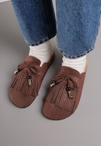 Born2be - Brązowe Klapki Mule z Imitacji Zamszu Zdobione Koralikami i Frędzlami Elwedena. Kolor: brązowy. Materiał: zamsz. Wzór: aplikacja. Styl: klasyczny, elegancki, boho #5