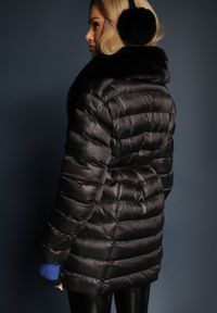 Renee - Czarna Pikowana Kurtka z Wiązanym Paskiem i Kołnierzem z Futerka Avrissa. Typ kołnierza: bez kaptura. Kolor: czarny. Materiał: futro #5