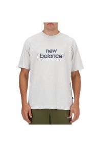 Koszulka New Balance MT41582GYM - szara. Kolor: szary. Materiał: bawełna. Długość rękawa: krótki rękaw. Długość: krótkie. Wzór: napisy