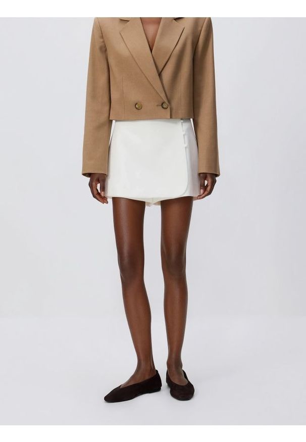 Reserved - Spódnico-szorty z dodatkiem wiskozy - biały. Kolor: biały. Materiał: wiskoza. Wzór: gładki