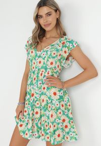 Born2be - Jasnozielona Sukienka Mini z Wiskozy z Gumką w Pasie i Falbankami Nidi. Typ kołnierza: kołnierz z falbankami. Kolor: zielony. Materiał: wiskoza. Długość: mini #1
