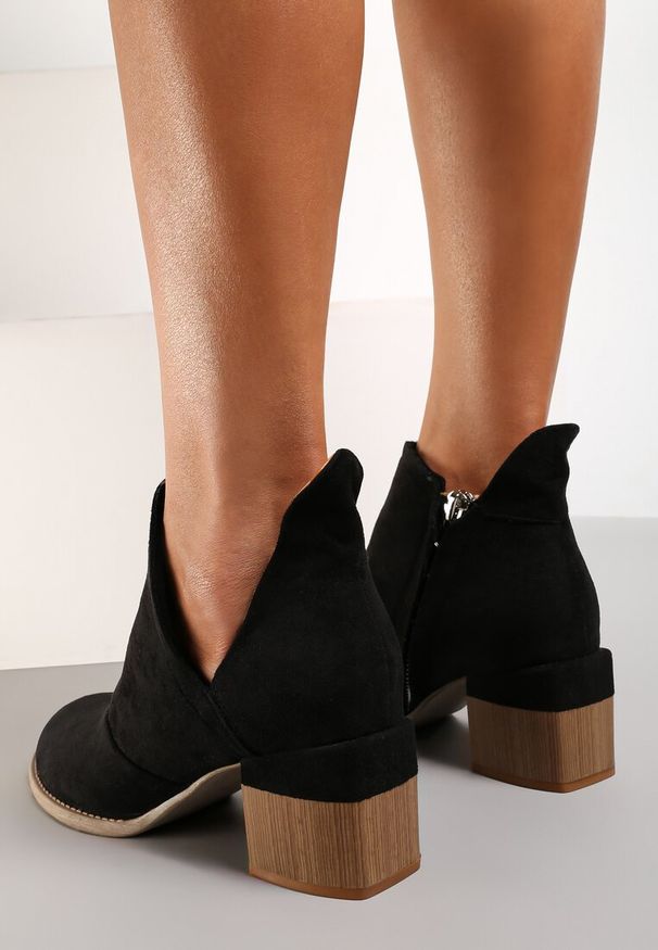 Renee - Czarne Botki Metitiax. Zapięcie: zamek. Kolor: czarny. Szerokość cholewki: normalna. Wzór: aplikacja. Obcas: na słupku