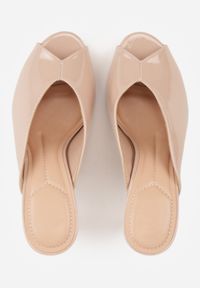 Renee - Beżowe Klapki Peep Toe na Szpilce z Lakierowanym Połyskiem Sharvyra. Nosek buta: otwarty. Kolor: beżowy. Materiał: lakier. Obcas: na szpilce. Wysokość obcasa: średni #3