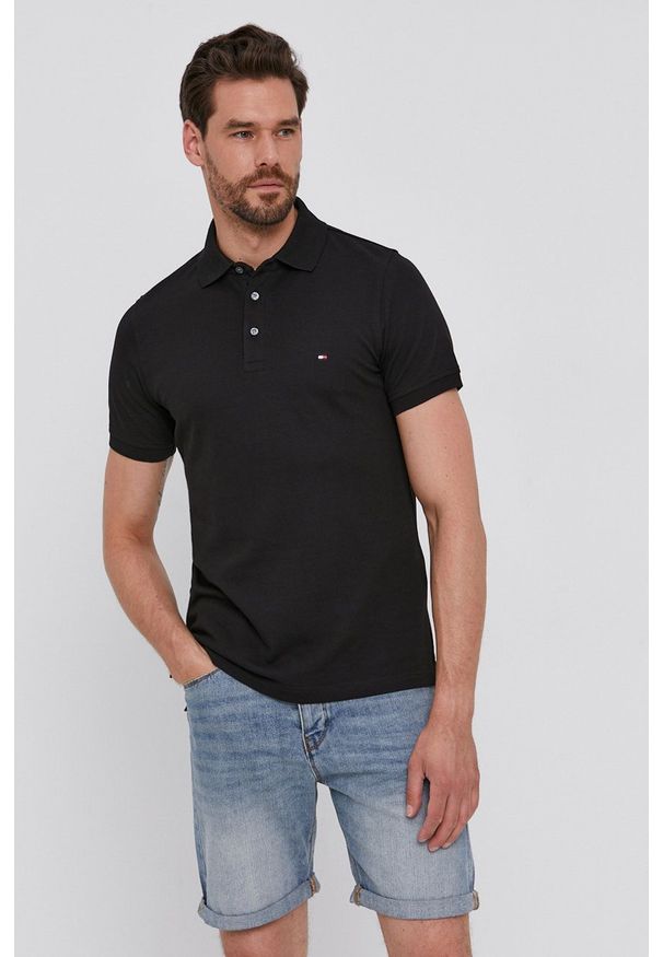 TOMMY HILFIGER - Tommy Hilfiger - Polo. Okazja: na co dzień. Typ kołnierza: polo. Kolor: czarny. Materiał: dzianina. Długość: krótkie. Wzór: gładki. Styl: casual