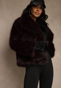 Renee - Bordowa Kurtka Futrzana Ozdobiona Kołnierzem Avelire. Okazja: na co dzień. Kolor: czerwony. Materiał: futro. Wzór: aplikacja. Sezon: zima. Styl: elegancki, casual #2