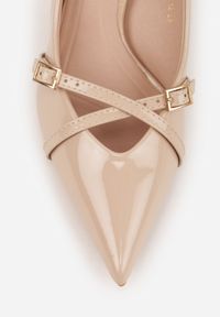 Born2be - Beżowe Lakierowane Czółenka na Kaczuszce z Ozdobnymi Paskami Caloma. Okazja: na co dzień. Zapięcie: pasek. Kolor: beżowy. Materiał: lakier. Obcas: na szpilce. Styl: casual, klasyczny, wizytowy. Wysokość obcasa: niski #8