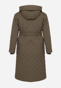 Born2be - Ciemnobeżowa Pikowana Kurtka Przejściowa z Kapturem i Wiązanym Paskiem Vonella. Okazja: do pracy, na spacer, na co dzień, na spotkanie biznesowe. Typ kołnierza: kaptur. Kolekcja: plus size. Kolor: beżowy. Materiał: jeans. Styl: klasyczny, casual, elegancki, biznesowy #6