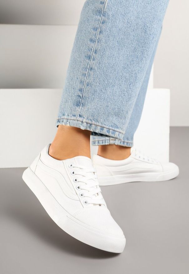 Born2be - Białe Tenisówki Trampki pod Kostkę z Ozdobnym Paskiem Wiolana. Okazja: na co dzień. Zapięcie: pasek. Kolor: biały. Materiał: jeans. Styl: casual
