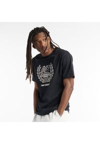 Koszulka męska New Balance MT51974BK – czarna. Kolor: czarny. Materiał: bawełna, dresówka. Wzór: aplikacja #6