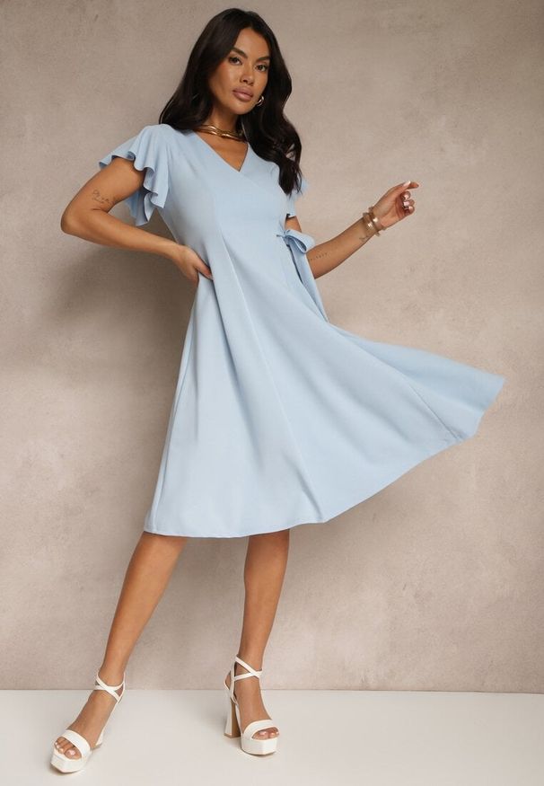 Renee - Jasnoniebieska Kopertowa Sukienka z Rozkloszowanym Dołem i Ozdobnym Wiązaniem Dannola. Okazja: na imprezę. Kolor: niebieski. Typ sukienki: kopertowe. Styl: elegancki