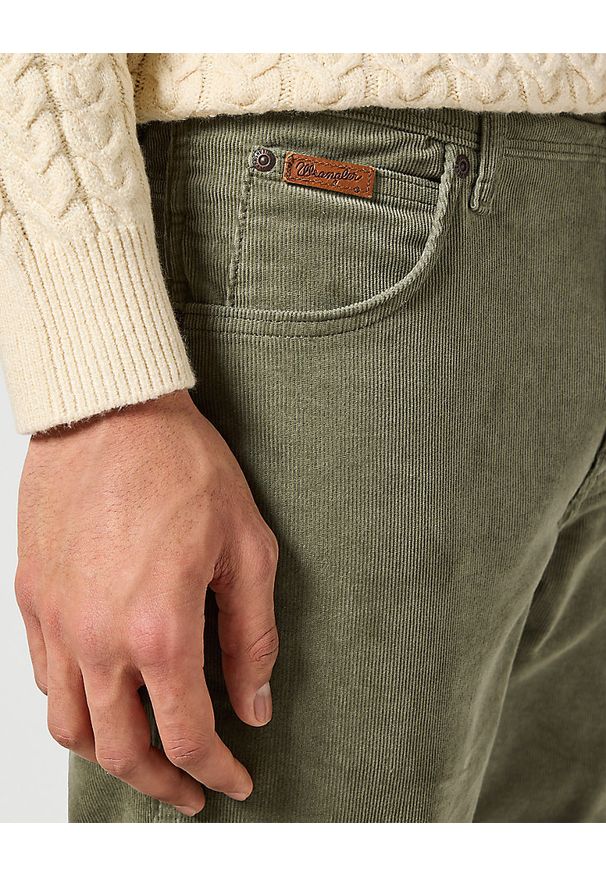 Wrangler - WRANGLER MĘSKIE SPODNIE SZTRUKSOWE TEXAS SLIM DUSTY OLIVE 112358038. Materiał: sztruks
