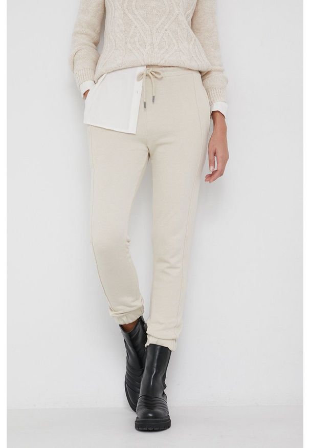 Answear Lab Spodnie damskie kolor beżowy gładkie. Stan: podwyższony. Kolor: beżowy. Materiał: dzianina. Wzór: gładki