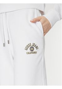 Guess Spodnie dresowe W5RB63 K68I4 Biały Regular Fit. Kolor: biały. Materiał: bawełna
