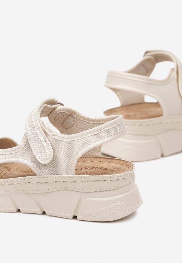 Born2be - Beżowe Sandały Sportowe na Rzepy na Tłoczonym Koturnie ze Skórzaną Wkładką Viretta. Okazja: na co dzień. Zapięcie: rzepy. Kolor: beżowy. Materiał: skóra. Obcas: na koturnie. Styl: sportowy