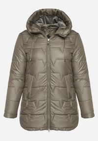 Born2be - Zielona Pikowana Kurtka o Prostym Kroju z Kapturem Nalarea. Okazja: na co dzień. Typ kołnierza: kaptur. Kolekcja: plus size. Kolor: zielony. Materiał: jeans, poliester, dzianina. Styl: klasyczny, casual, elegancki #7